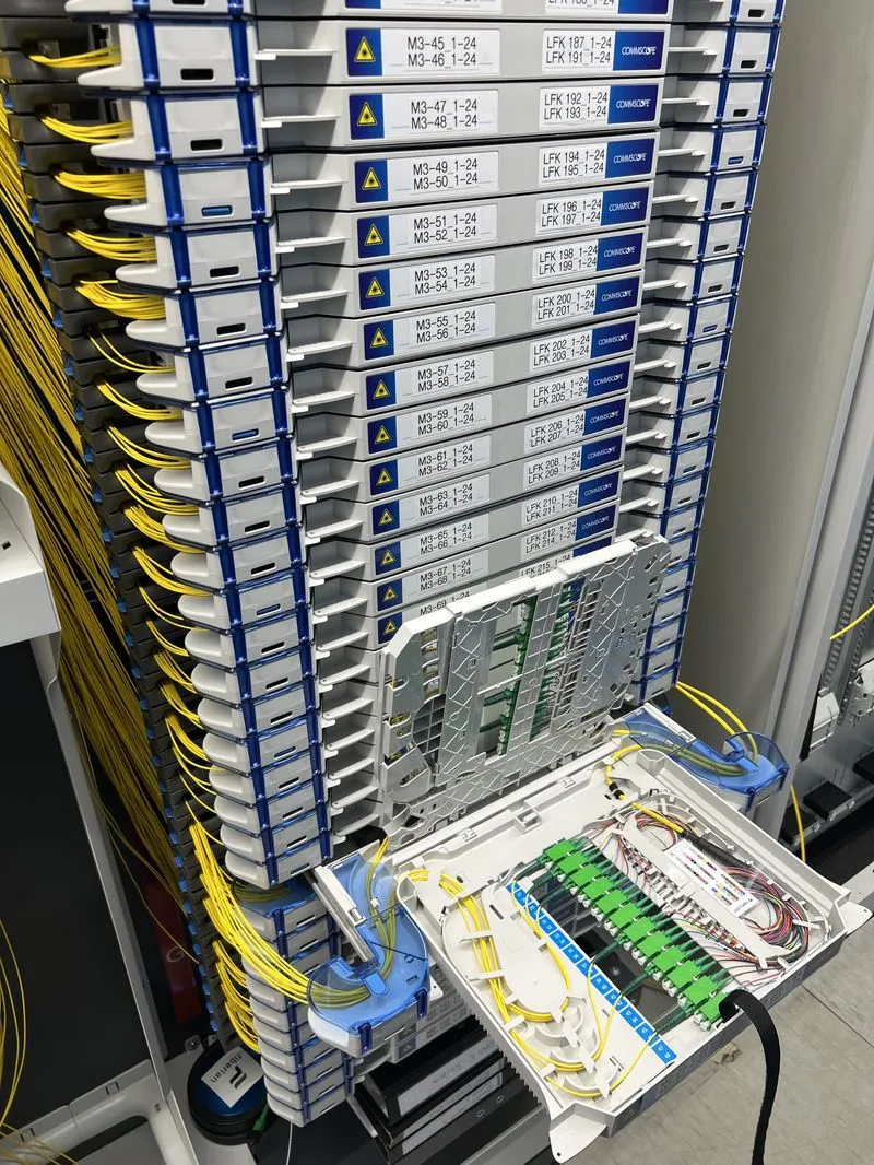 Glasfaser Serverraum Unternehmen – Rack fibre optique entreprise