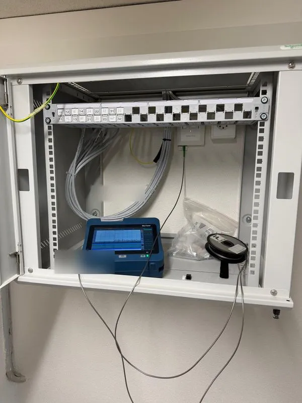 Netzwerkschrank Glasfaser – Baie réseau fibre optique entreprise