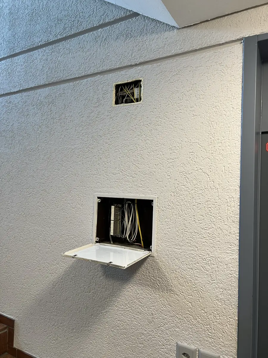 Geöffneter Etagenverteiler im Treppenhaus