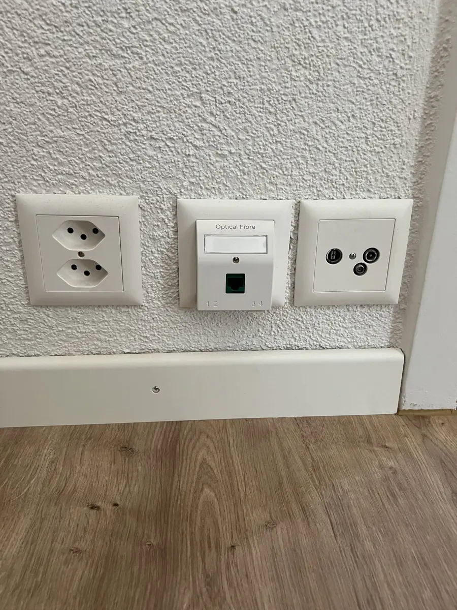 Montierte Glasfaserdose OTO neben den bestehenden Dosen