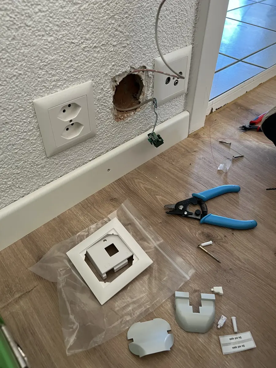 Stelle der Dose vor der Glasfaser-Installation