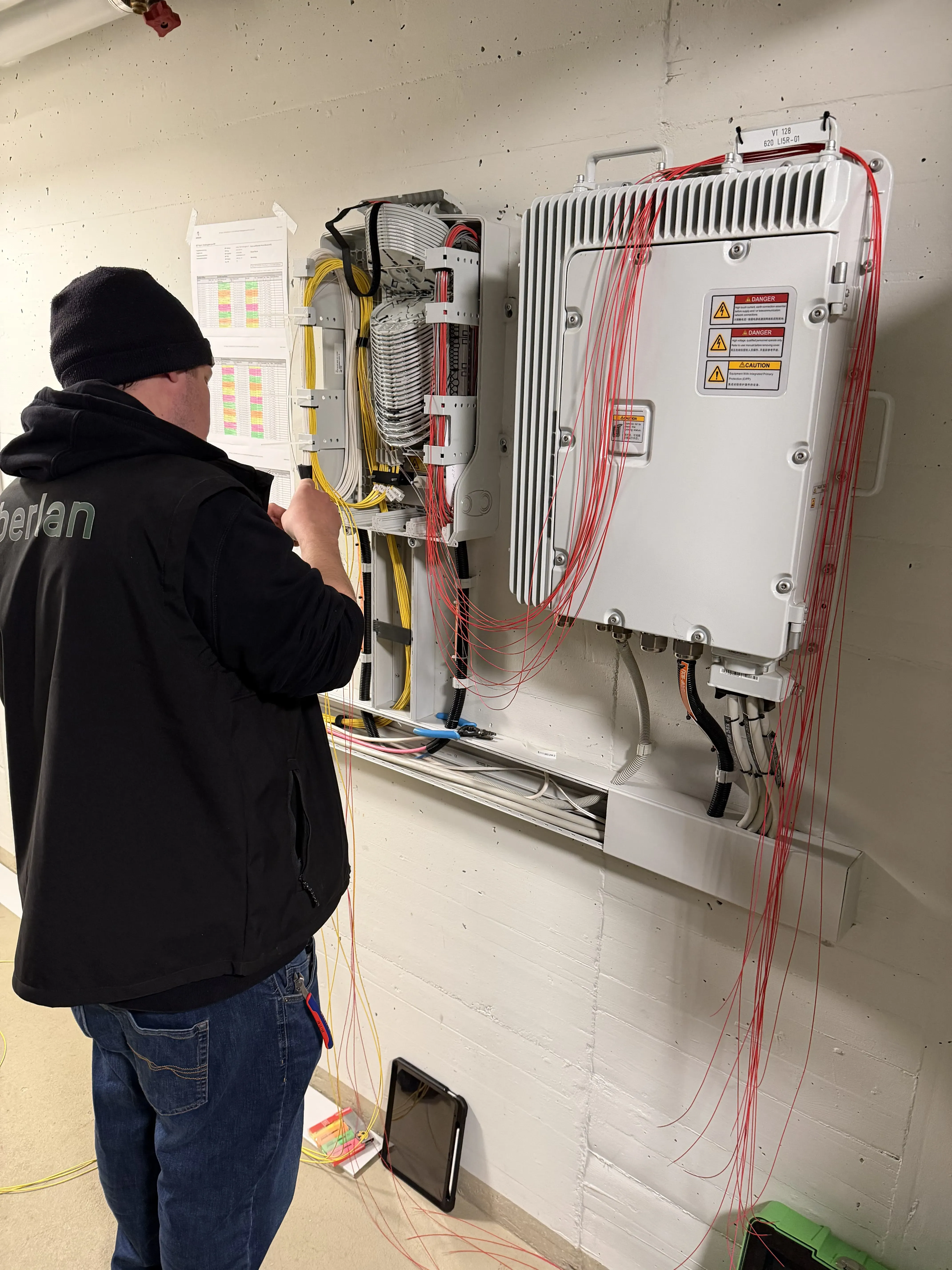 Glasfaser Techniker Verteiler – Technicien fibre panneau distribution