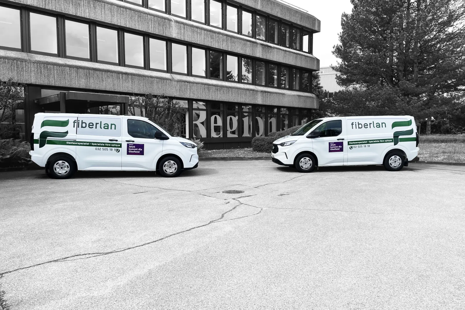 Deux véhicules de service fiberlan