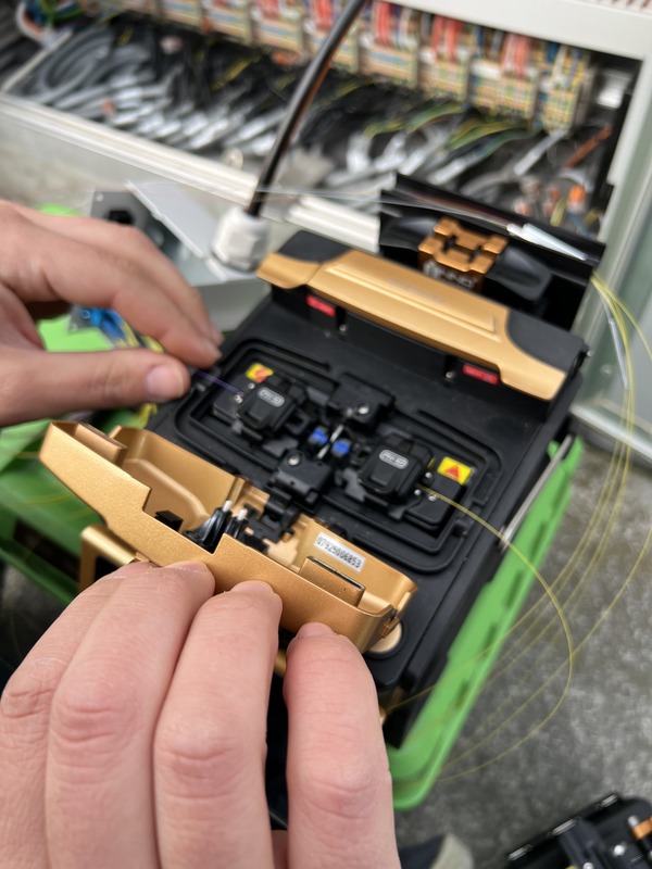 Glasfaser-Spleissgerät im Einsatz bei der Installation